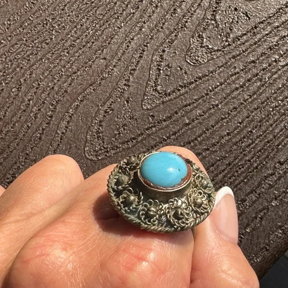 Elegant Silver tone and Turquoise Ring - Picture 2 of 3